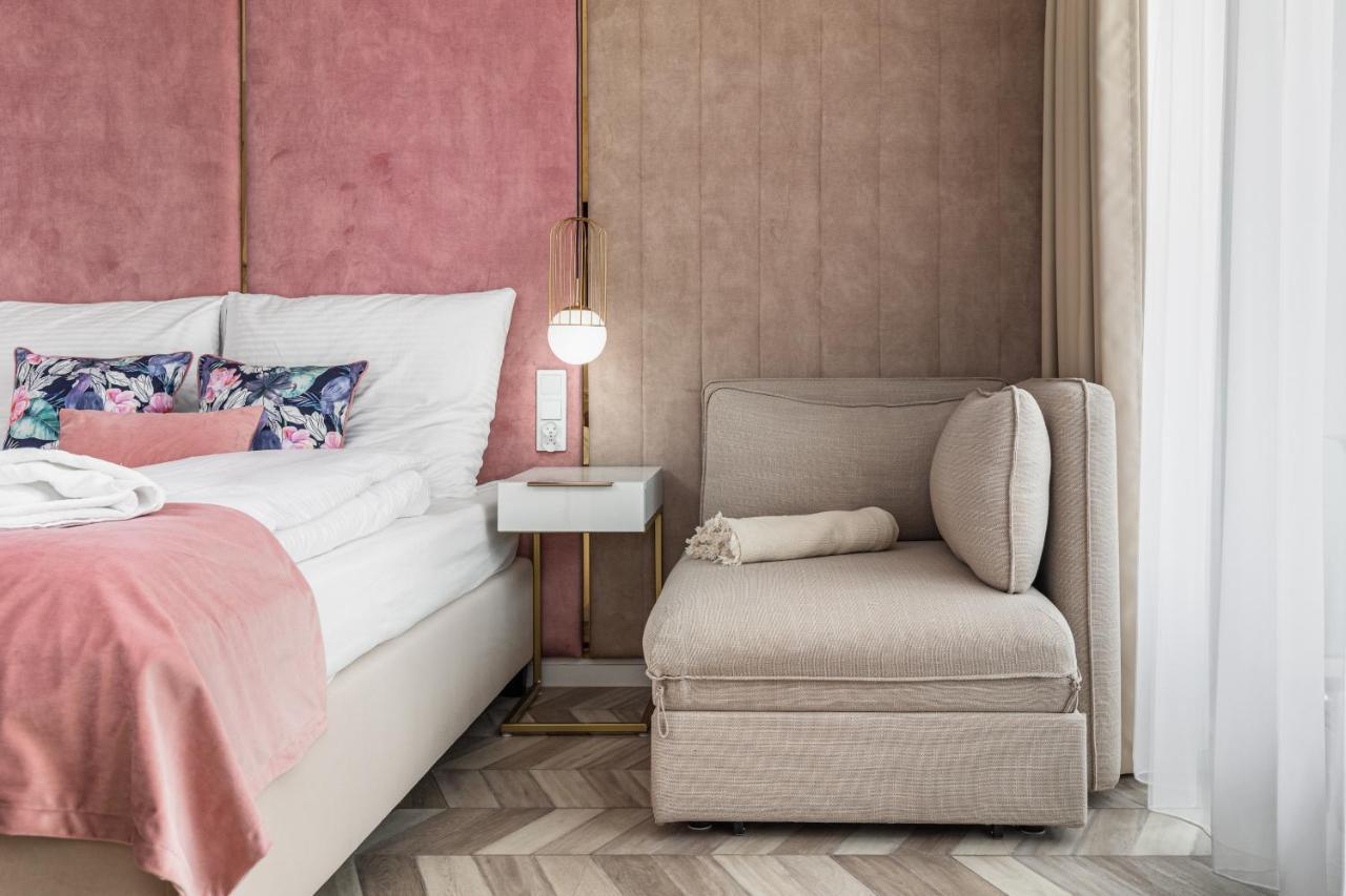 Golden Line Apartment *
