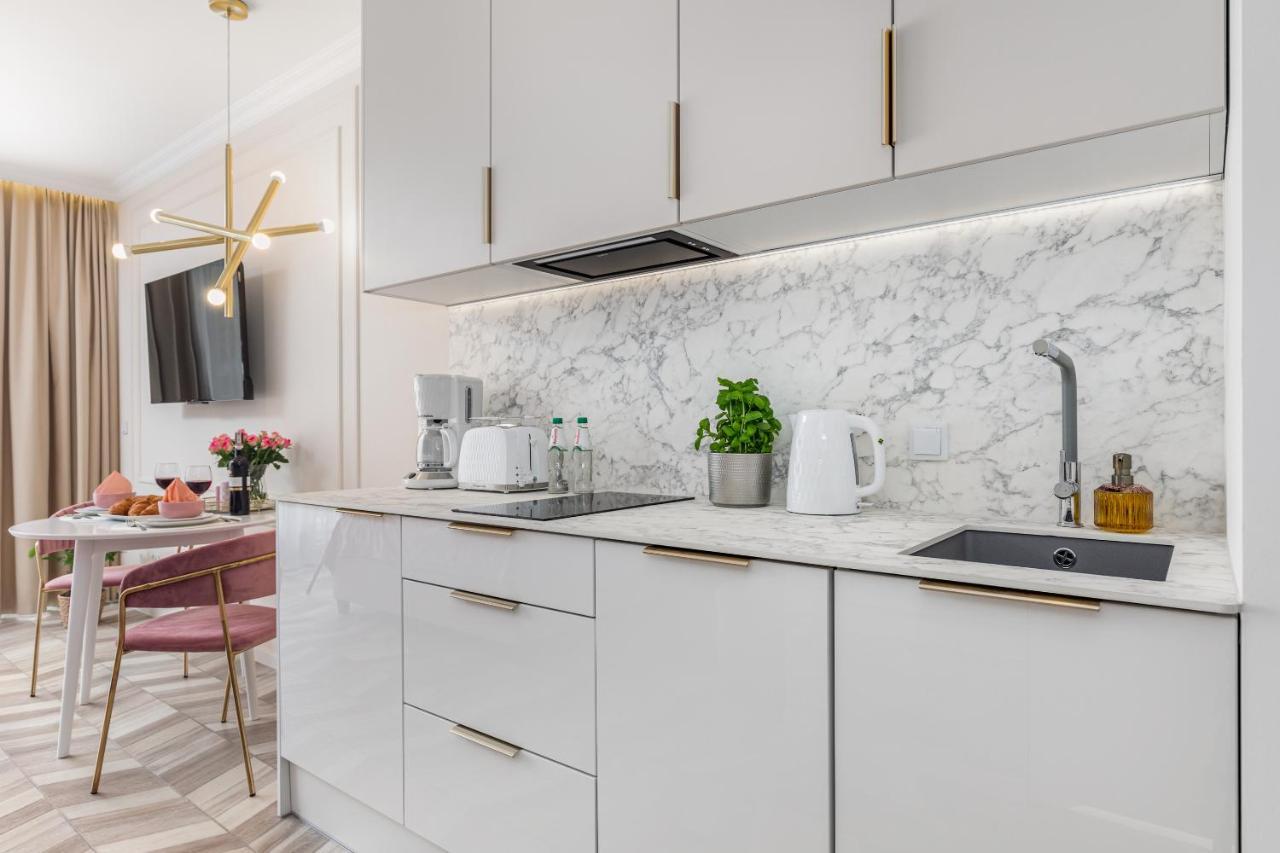 Golden Line Apartment *